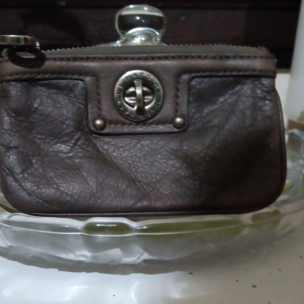 Marc By Marc Jacobs Brn Thick Leather Pouch w Turn-Lock Design Embossed EUC